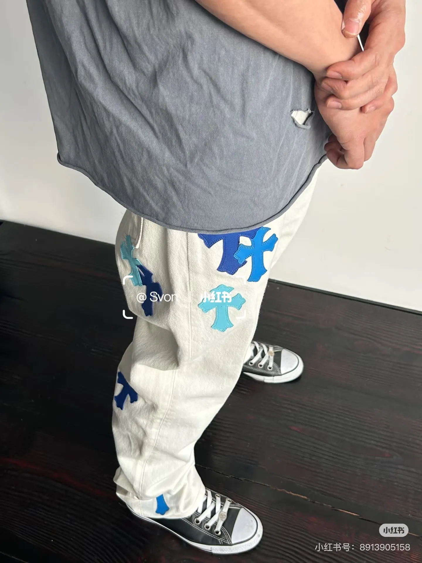P230 Style number: D306 Chrome Hearts white and blue leather jeans Size: 28-34 corresponding to S-XL Color: White Size: S-XL (corresponding to 28 30 32 34) 28 30 32 34 Size S M L XL Length 101 102 103 104 Hips 110 114 118 122 Waist circumference 86 90 94 98 (There is an error of 1~3cm due to manual measurement)